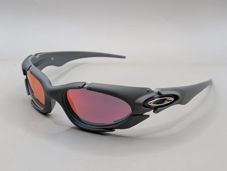 Oakley Plate solglasögon grå båge / eldröda linser – Y2K Sport Wrap Eyewear bild 6