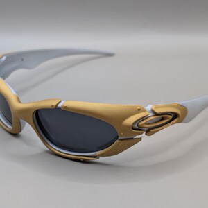 Oakley Plate Y2K Wraparound Sunglasses – Gold Frame / Dark Lenses – 2000s Sport Design image 2