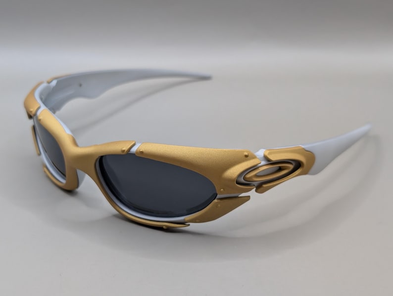 Oakley Plate Y2K Wraparound Sunglasses – Gold Frame / Dark Lenses – 2000s Sport Design image 2
