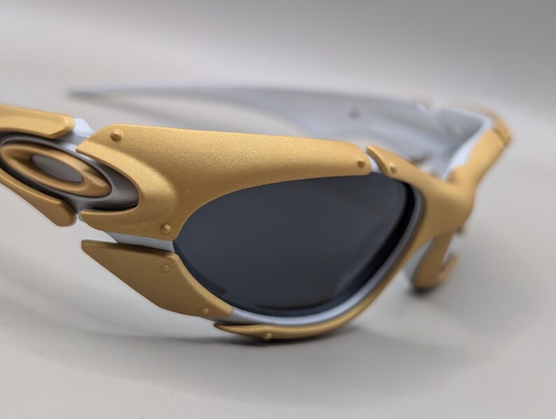 Oakley Plate Y2K Wraparound Sunglasses – Gold Frame / Dark Lenses – 2000s Sport Design image 4