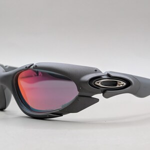 Oakley Plate solglasögon grå båge / eldröda linser – Y2K Sport Wrap Eyewear bild 2