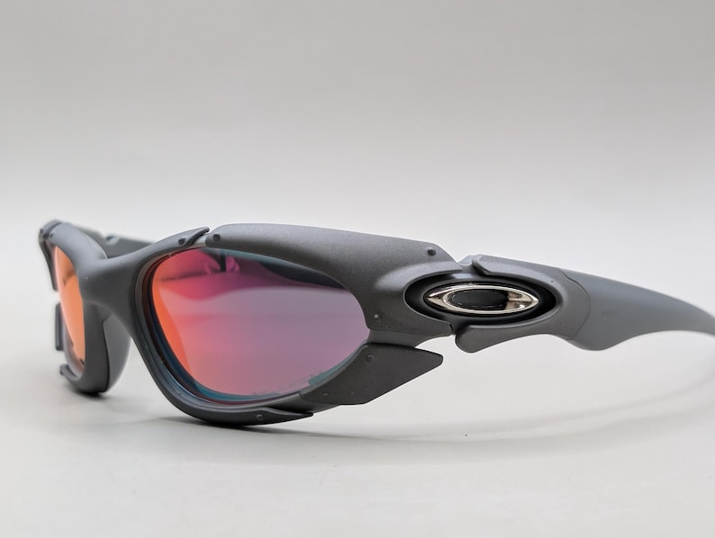 Oakley Plate solglasögon grå båge / eldröda linser – Y2K Sport Wrap Eyewear bild 2