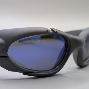 Vintage Oakley Plate Sunglasses – Gray Frame / Blue Lenses Y2K Style image 6