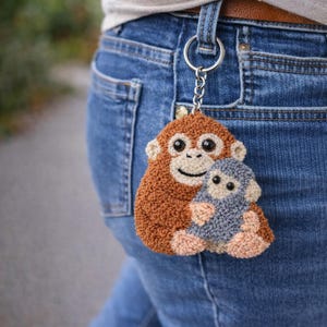 Può includere: Un cartello in legno rustico con la scritta "Welcome to our home" in stile scritto a mano. Il cartello presenta una finitura invecchiata e un design semplice e invitante, ideale per un portico o un ingresso.