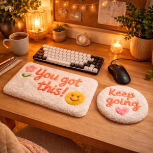 気分を高揚させるパンチニードルデスクセット | ハンドメイドリストレスト＆マウスマットセット | ポジティブなワークスペースの美学