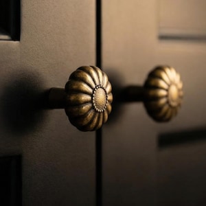ヴィンテージ真鍮製ドアハンドル、花柄バックプレート、アンティーク調キャビネット取っ手、ドレッサー引き出しハンドル、キッチン金具