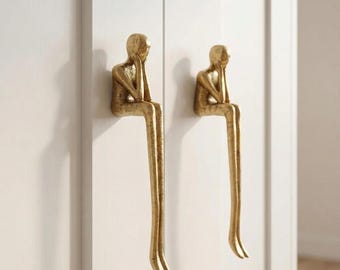 Pomello per mobile in ottone a forma di pensatore, pomello per cassetto scultoreo a forma umana seduta, decorazione artistica minimalista