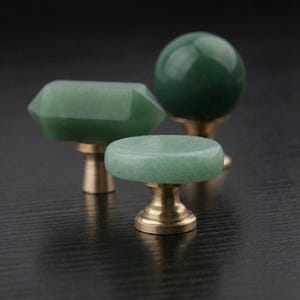 グリーンアベンチュリンクリスタル引き出しノブ、カスタム彫刻入りキャビネットワードローブハンドル、家具装飾金具、石
