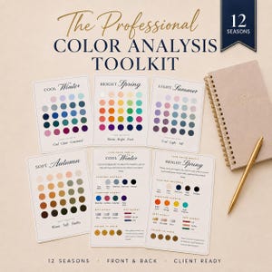 Op de afbeelding: Een professionele kleurenanalyse-toolkit met vijf gedrukte kaarten met kleurenpaletten voor Cool Winter, Bright Spring, Light Summer en Soft Autumn. Inclusief een spiraalnotitieboek en een gouden pen. De tekst bevat The Professional Color Analysis Toolkit.