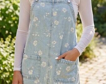 Denim overall mini-jurk met bloemenprint, lichtblauwe cottagecore pinafore, zomerjurk