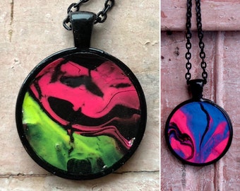 Vivid Neon Pink gelb blau schwarz einzigartige Kunst Halskette | handgemachtes Flüssigkeit abstraktes Acryl gegossen schwarzen Kette | bunte lebendige