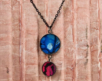 Blau Rosa Wirbel einzigartige Doppel-Anhänger Halskette | handgefertigte abstrakte Flüssigkeit Acryl Kunst Schmuck | Rotguss und schwarz oder Silber Kette