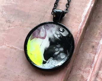 Saturn lila schwarz-Neon-gelb weiß einzigartige Kunstharz Halskette | handgemachtes Flüssigkeit abstraktes Acryl gegossen schmutzig Gießen Schmuck | Pastell