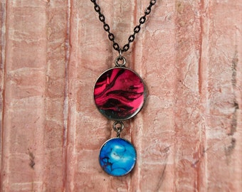 Rosa blau Strudel einzigartige Doppel-Anhänger Halskette | handgefertigte abstrakte Flüssigkeit Acryl Kunst Schmuck | Rotguss und schwarz oder Silber Kette