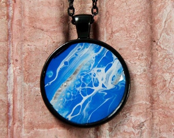 Blau-weiß-silber-schwarz einzigartige Kunstharz Halskette lösen | handgemachtes Flüssigkeit abstraktes Acryl gegossen schmutzig Gießen Schmuck