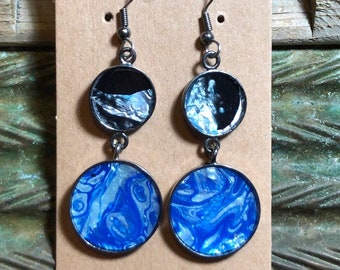 Klassische Blue Black & White Unikate Tropfen Ohrringe | Handgefertigte Flüssigkeit Kunst Acryl gegossen Rotguss Schmuck | Mixed-Media-Harz