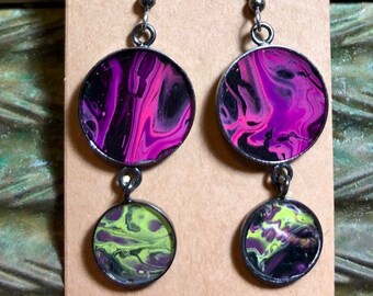 Ungewöhnliche Neon einzigartige Kunst-Ohrhänger Fett | Handgefertigte Flüssigkeit Kunst Acryl gegossen Rotguss Schmuck | Mixed Media Magenta pink schwarz