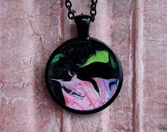 Kopfsprung Licht rosa schwarz neongelb einzigartige Kunst-Halskette | handgemachtes Flüssigkeit abstraktes Acryl gegossen schwarzen Kette | Pastell Goth
