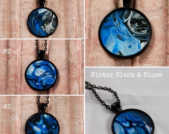 Winter-schwarz & Blau abstrakt einzigartige Kunst-Halskette | handgemachtes Flüssigkeit abstraktes Acryl gegossen schwarzen Kette