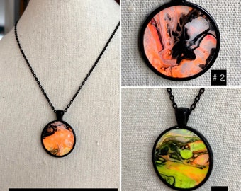 Neon Mandarine-Orange-gelb-weiß-schwarz einzigartige Kunstharz Halskette | handgemachtes Flüssigkeit abstraktes Acryl gegossen schmutzig Gießen Schmuck