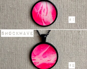 Shockwave-Neon-Pink-weiß-schwarz einzigartige Kunstharz Halskette | handgemachtes Flüssigkeit abstraktes Acryl gegossen schmutzig Gießen Schmuck