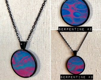 Serpentin Magenta Türkis Pink einzigartige Halskette | handgefertigte abstrakter Acryl Kunst Gießen Schmuck | tragbare Harz Leinwand | schwarze Kette