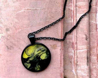 Wespe schwarz neongelb einzigartige Kunst-Halskette | handgemachtes Flüssigkeit abstraktes Acryl gegossen schwarzen Kette |