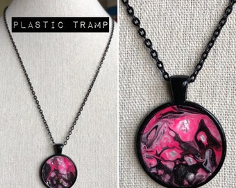 Kunststoff Tramp Neon Pink Silber schwarz einzigartige Kunstharz Halskette | handgemachtes Flüssigkeit abstraktes Acryl gegossen schmutzig Gießen Schmuck