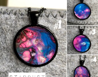 Sternenstaub Galaxie Raum blau rosa abstrakte einzigartige Art Halskette | handgemachtes Flüssigkeit abstraktes Acryl gegossen schwarzen Kette