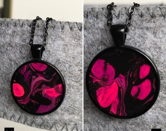 KissKiss Pink Neon Black einzigartige Kunstharz Halskette | handgemachtes Flüssigkeit abstraktes Acryl gegossen schmutzig Gießen Unikat Schmuck