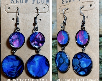 Moonage Daydream einzigartige Kunst baumeln Ohrringe | Handgefertigte Flüssigkeit Kunst Acryl gegossen Rotguss Schmuck | Mixed-Media-blau-rosa-schwarz