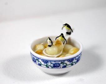 Miniatur-Kunst-Stück - Pinguin Knödel | Einzigartiges Kunstwerk mit umfunktionierten kleine Speisen und Pinguine