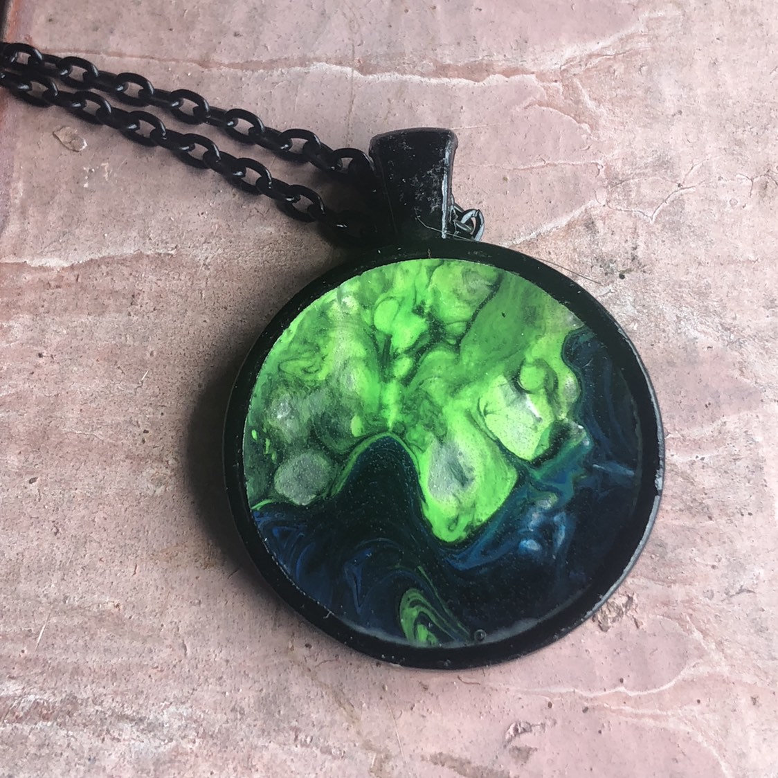 Ecto-Neon-Grün-Schwarz-Silber-einzigartige Kunst-Harz-Halskette | handgemachtes Flüssigkeit abstraktes Acryl gegossen schmutzig Gießen Schmuck
