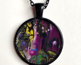 Königliche lila gelb grün Metallic Schwarz einzigartige Kunstharz Halskette | handgemachtes Flüssigkeit abstraktes Acryl gegossen schmutzig Gießen Unikat Schmuck