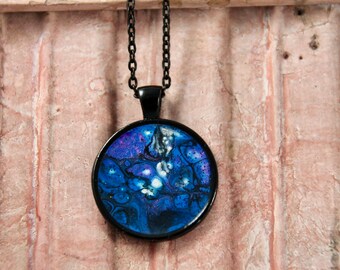Fernweh lila blau Metallic Schwarz einzigartige Kunstharz Halskette | handgemachtes Flüssigkeit abstraktes Acryl gegossen schmutzig Gießen Schmuck