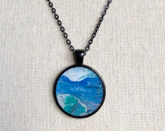 MotherEarth blau weiß-grün-schwarz-einzigartige Kunst-Harz-Halskette | handgemachtes Flüssigkeit abstraktes Acryl gegossen schmutzig Gießen Schmuck