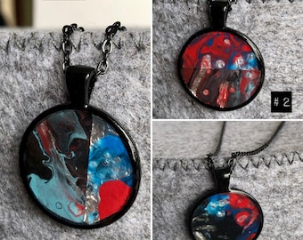 Halskette Blau Silber Schwarz Rot metallischen abstrakte einzigartige Kunst verschmelzen | handgemachtes Flüssigkeit abstraktes Acryl gegossen schwarzen Kette