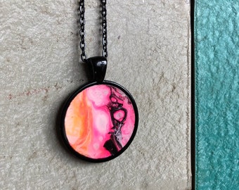Arabella Neon Pink Orange weiß schwarz einzigartige Kunstharz Halskette | handgemachtes Flüssigkeit abstraktes Acryl gegossen schmutzig Gießen Schmuck