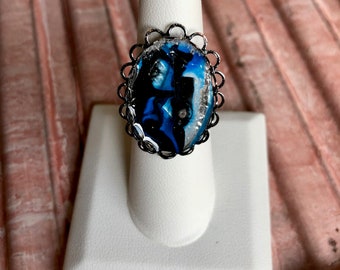 Morning Glory blau schwarz einstellbar Blumen Kunst Ring Silber vergoldet einzigartige | Handgemachter Schmuck mit Acryl Gießen und Harz