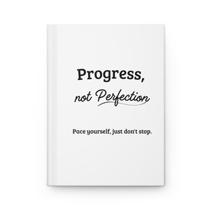 Puede incluir: Un cuaderno blanco con las palabras "Progress, not Perfection" en fuente negra. Debajo, la frase "Pace yourself, just don't stop."