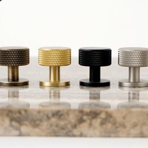 アンティーク真鍮ローレットキャビネットノブ、ソリッド真鍮引き出しノブ、キッチン引き出しノブ、モダンインダストリアルキャビネットハードウェア