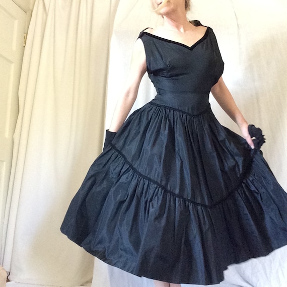1950s Womens Black Taffeta Cocktail Dress Full Ski