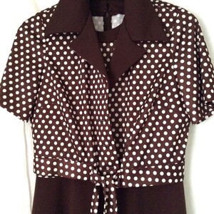 Conjunto de dos piezas de vestido de los años 60 y 70 con lunares marrones y blancos, talla mediana imagen 2