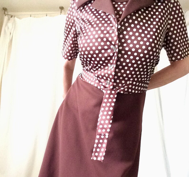 Conjunto de dos piezas de vestido de los años 60 y 70 con lunares marrones y blancos, talla mediana imagen 1