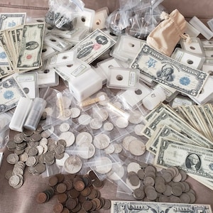 Könnte beinhalten: Eine Sammlung von US-Währung, darunter Papiergeld und Münzen, sortiert in Plastiktüten und Münzbehältern. Die Sammlung umfasst verschiedene Stückelungen, darunter 1-, 5- und 10-Dollar-Scheine sowie Silbermünzen.