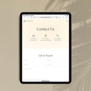 Pu&ograve; includere: Un tablet nero mostra un'interfaccia di sito web con il testo "Contattaci" e un modulo per "Entra in contatto". Il sito web include sezioni per e-mail, posizione e supporto telefonico. Il tablet &egrave; su uno sfondo neutro.
