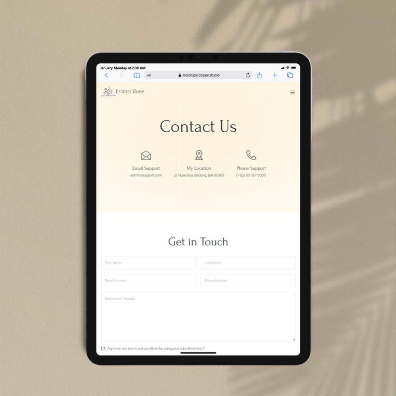 Pu&ograve; includere: Un tablet nero mostra un'interfaccia di sito web con il testo "Contattaci" e un modulo per "Entra in contatto". Il sito web include sezioni per e-mail, posizione e supporto telefonico. Il tablet &egrave; su uno sfondo neutro.