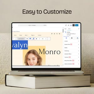Pu&ograve; includere: Un laptop che mostra un'interfaccia di progettazione di siti web, con il testo "Easy to Customize" in alto. Lo schermo mostra un sito web con il nome "Evalyn Rose" e una foto. Il laptop &egrave; appoggiato su un libro spesso.