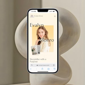 Pu&ograve; includere: Uno smartphone mostra un mockup di sito web con il nome "Evalyn Rose" in alto. Il sito web presenta una foto di una donna e il nome "Evalyn Monro". &Egrave; visibile anche il testo "Storyteller with a Purpose".