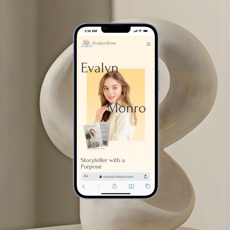 Pu&ograve; includere: Uno smartphone mostra un mockup di sito web con il nome "Evalyn Rose" in alto. Il sito web presenta una foto di una donna e il nome "Evalyn Monro". &Egrave; visibile anche il testo "Storyteller with a Purpose".